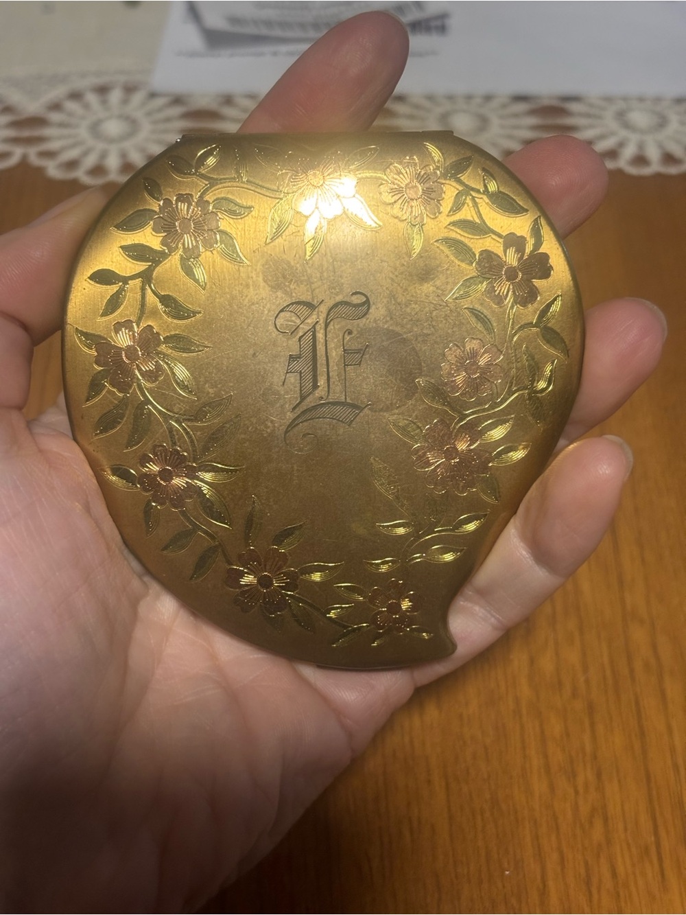 Vintage 1952 Elgin American Gold Tone Floral Powder Compact – Made in Canada